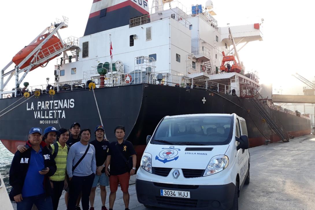 Membres de la tripulació d'un vaixell al Port de Barcelona.