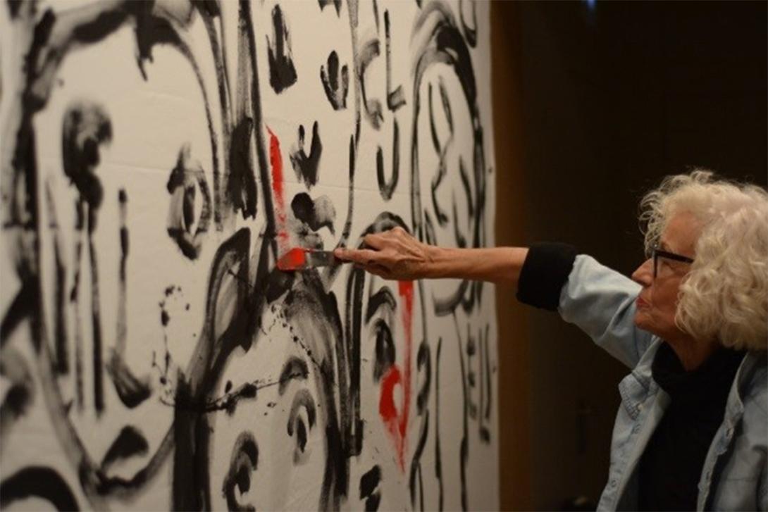L'artista Carme Solé Vendrell, pintant una de les seves obres.