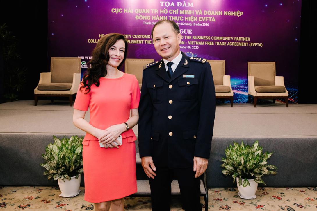 La representante del Port de Barcelona en los países ASEAN, Luz Pérez, con el director de Aduanas de Ho Chi Minh, Mr. Dinh Nogc Thang.