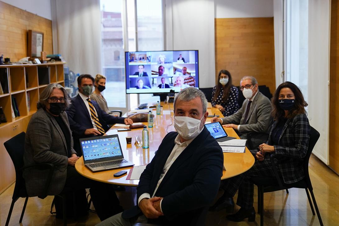 Fotografía de la reunión entre el Port de Barcelona y el ayuntamiento.