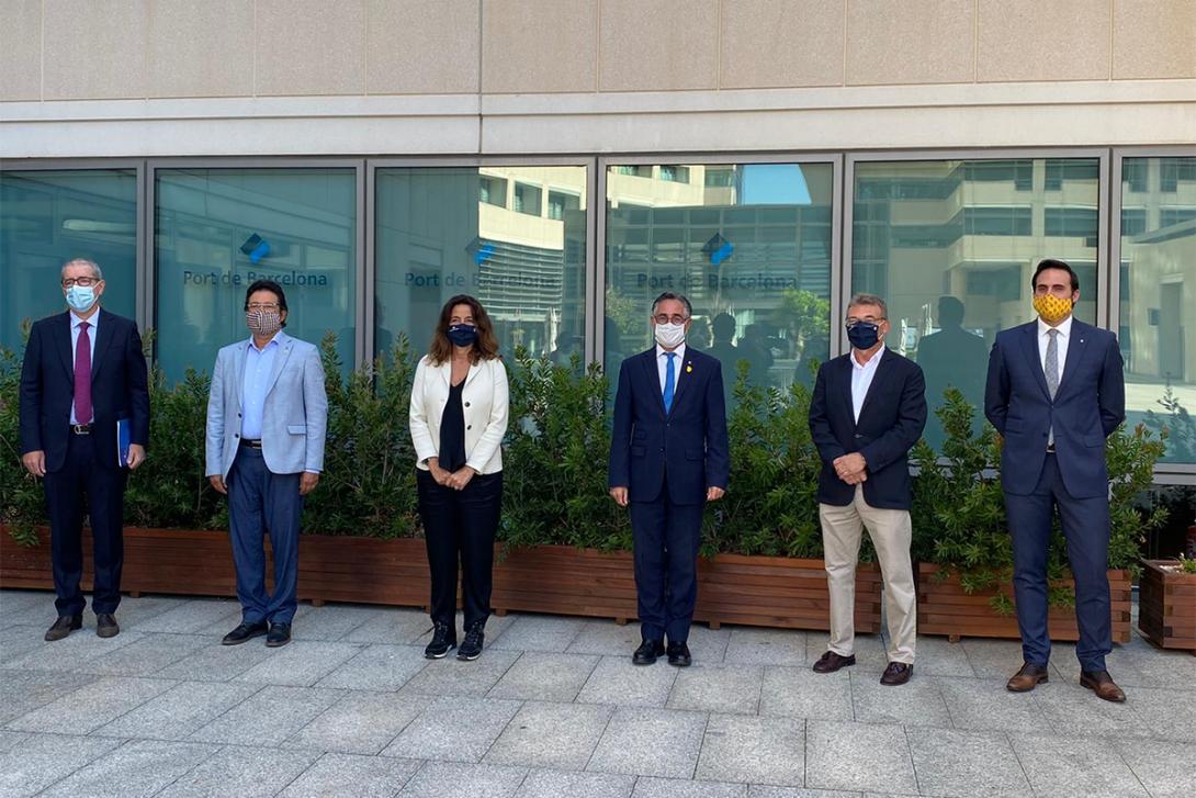 Mercè Conesa i Ramon Tremosa, acompanyats d'altres representants del Port de Barcelona i la Conselleria.