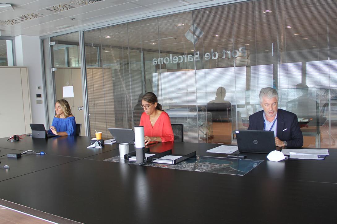La directora de Comunicación del Port de Barcelona, Núria Burguera; la responsable de Relaciones Internacionales, Mónica Fornells; y el jefe de Relaciones Externas, Manuel Galan, durante la presentación del Port Summit Misión Empresarial Colombia 2020.