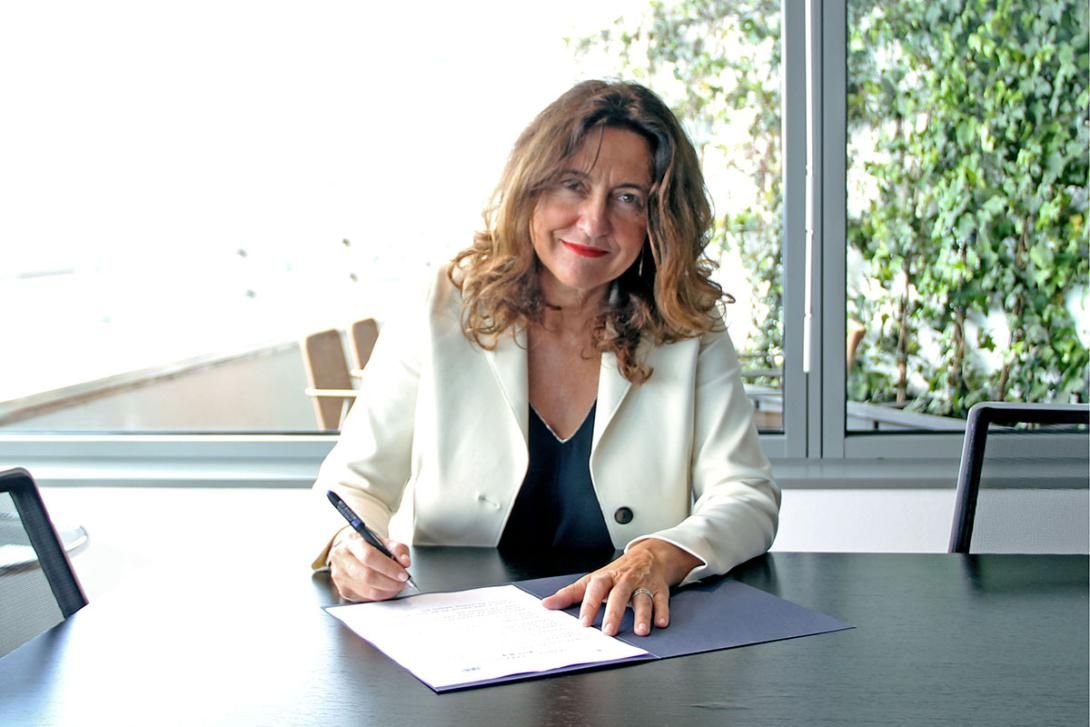 Mercè Conesa, president of the Port of Barcelona, signing the agreement with the Port of Busan.