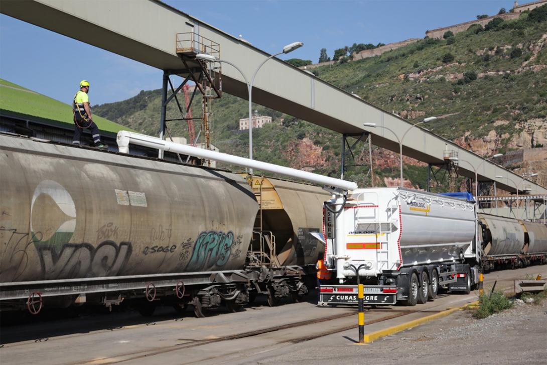 Operativa de carga del tren en las instalaciones de Bunge en el Port de Barcelona.