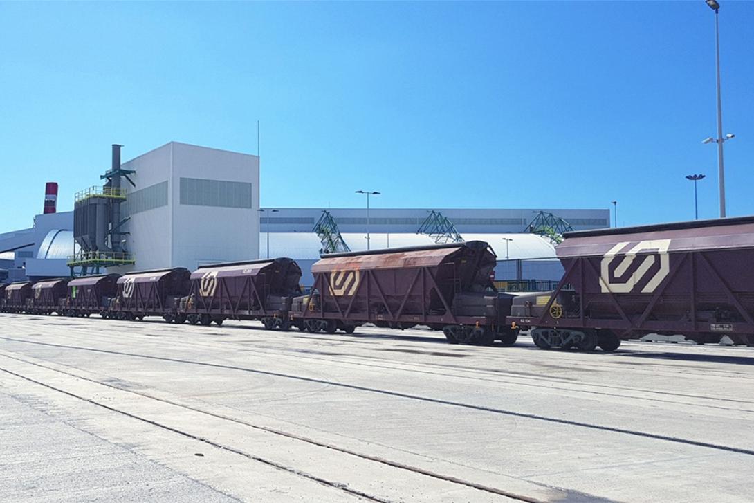 Entrada de un tren de potasa a la terminal de ICL del Port de Barcelona.