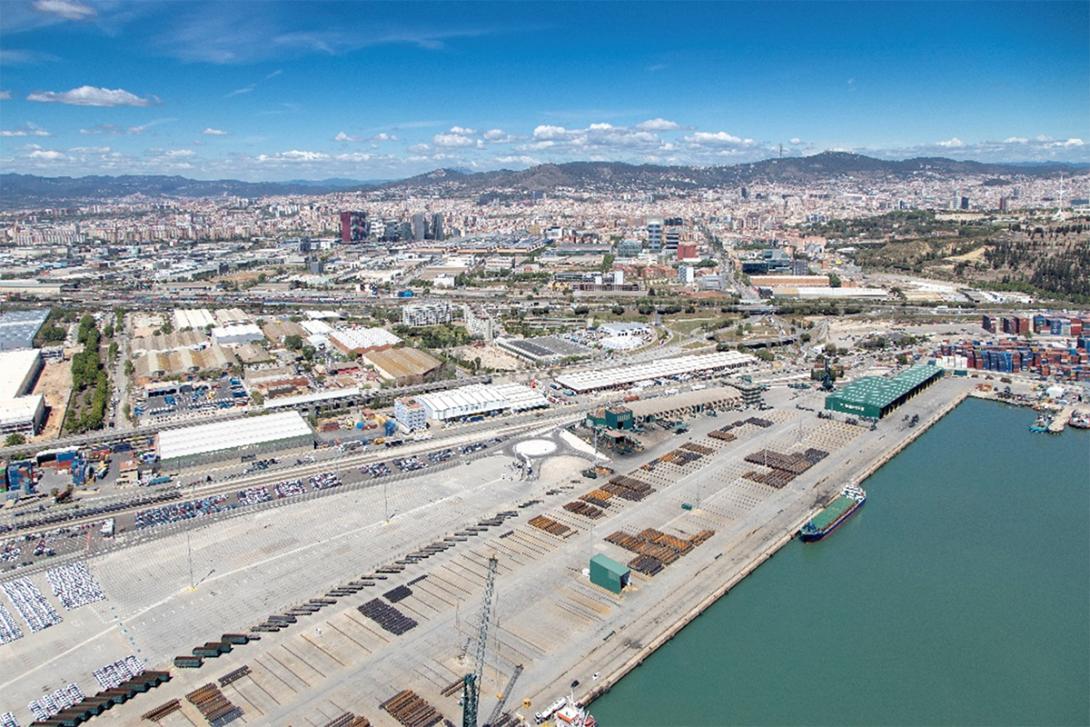 El moll Príncep d’Espanya acull un dels dos nous espais habilitats per emmagatzemar contenidors plens d'importació en el Port de Barcelona.