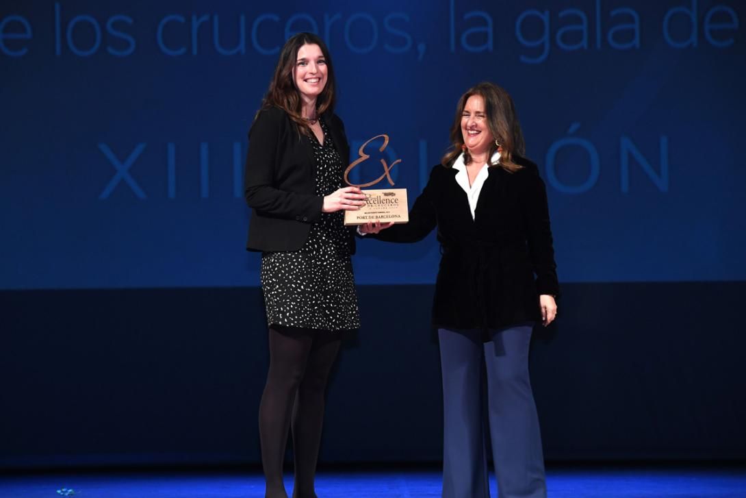 D’esquerra a dreta: la responsable Creuers del Port de Barcelona, Gemma Gracia, rebent el premi d’Angustias Lerín, cap del departament de Protocol i Esdeveniments Corporatius de Puertos del Estado.