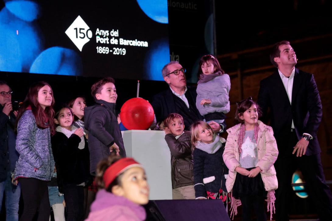 José Alberto Carbonell, director general del Port de Barcelona, ha sido el encargado, junto con un grupo de niños, de pulsar el botón para encender las luces.