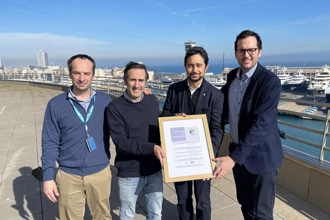 De izquierda a derecha: el jefe de Sostenibilidad Ambiental del Port de Barcelona, Héctor Calls; el responsable del Medio Atmosférico, Joaquim Cortés; el presidente, Damià Calvet y el responsable de Calidad de Suelos y del SGA, David González.