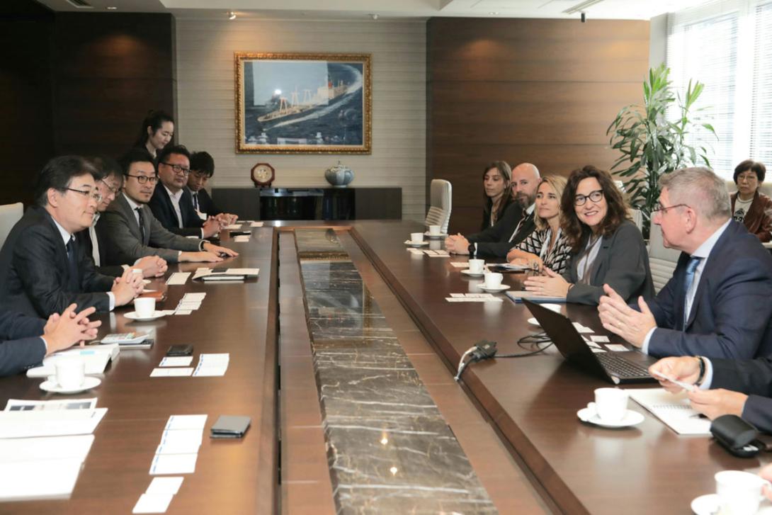 Directivos del Puerto de Barcelona, encabezados por la presidenta, Mercè Conesa, durante la reunión a las oficinas de la naviera MOL.