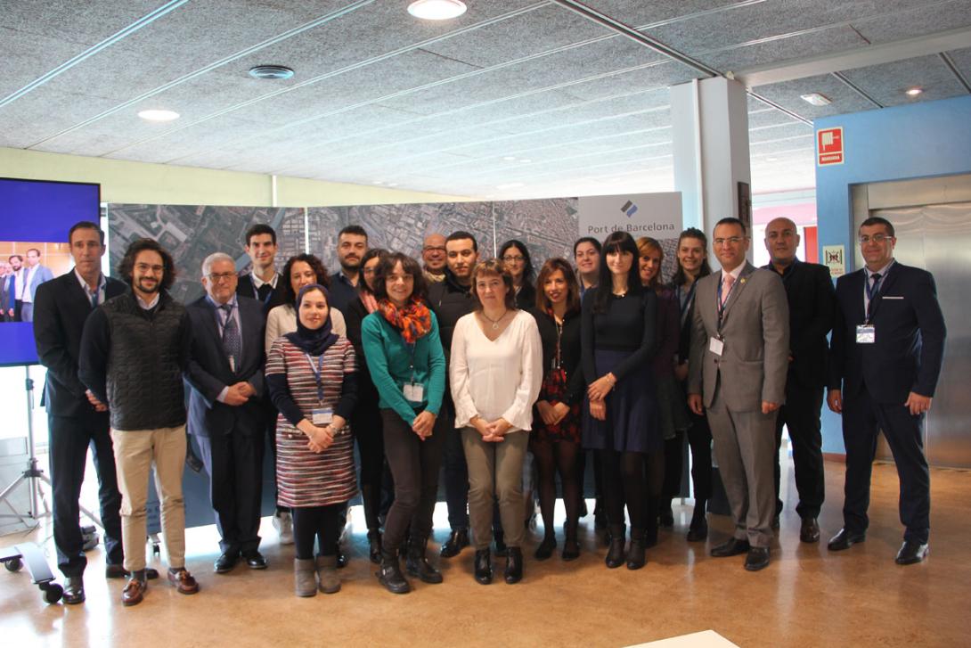 Quincena de jóvenes profesionales de los puertos más importantes del norte y el sur del Mediterráneo asistentes en el seminario sobre gestión de puertos.