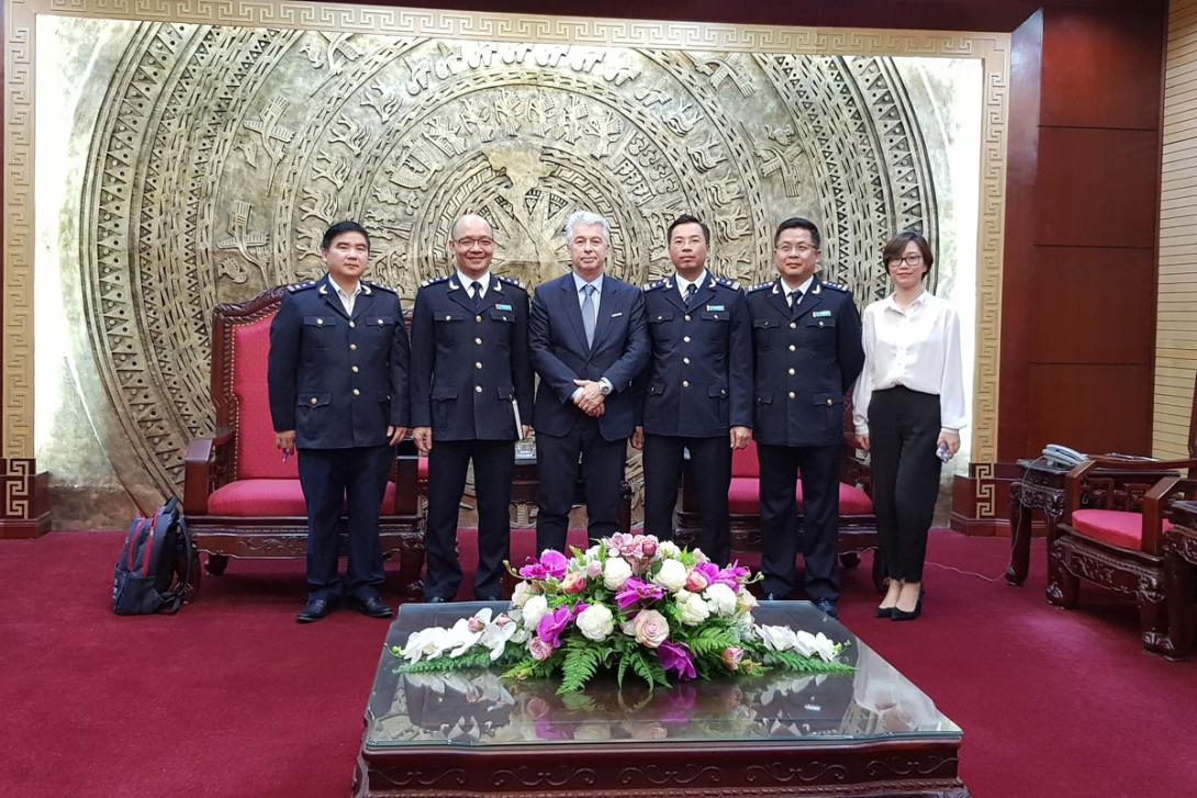 El cap de Relacions Internacionals i Promoció del Port de Barcelona, Manel Galan, amb directius del General Departament of Vietnam Customs.