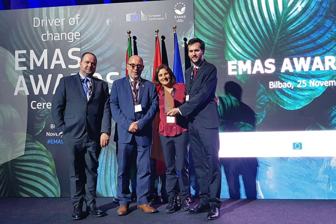 El cap de Medi Ambient del Port de Barcelona, Jordi Vila; i els tècnics de Medi Ambient, David González i Daniel Ruiz, durant el lliurament del Premi EMAS.
