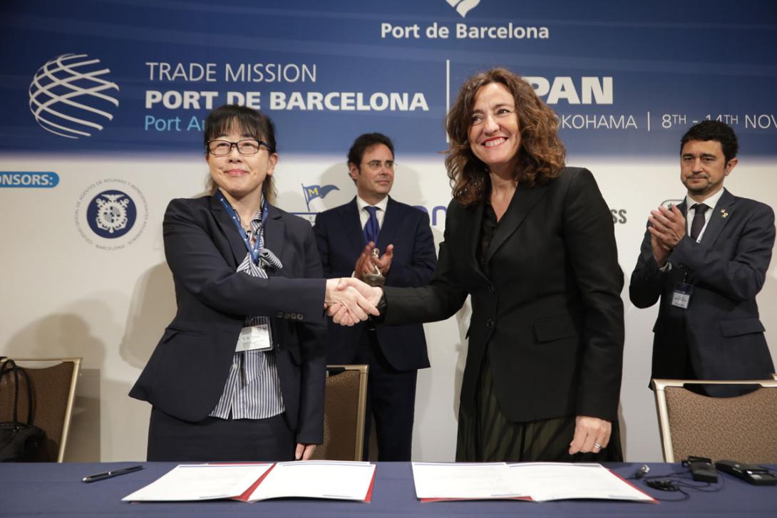 La directora general del Puerto de Tokio, Hiromi Furuya, y la presidenta del Port de Barcelona, Mercè Conesa, firmando el acuerdo de cooperación entre ambas infraestructuras.