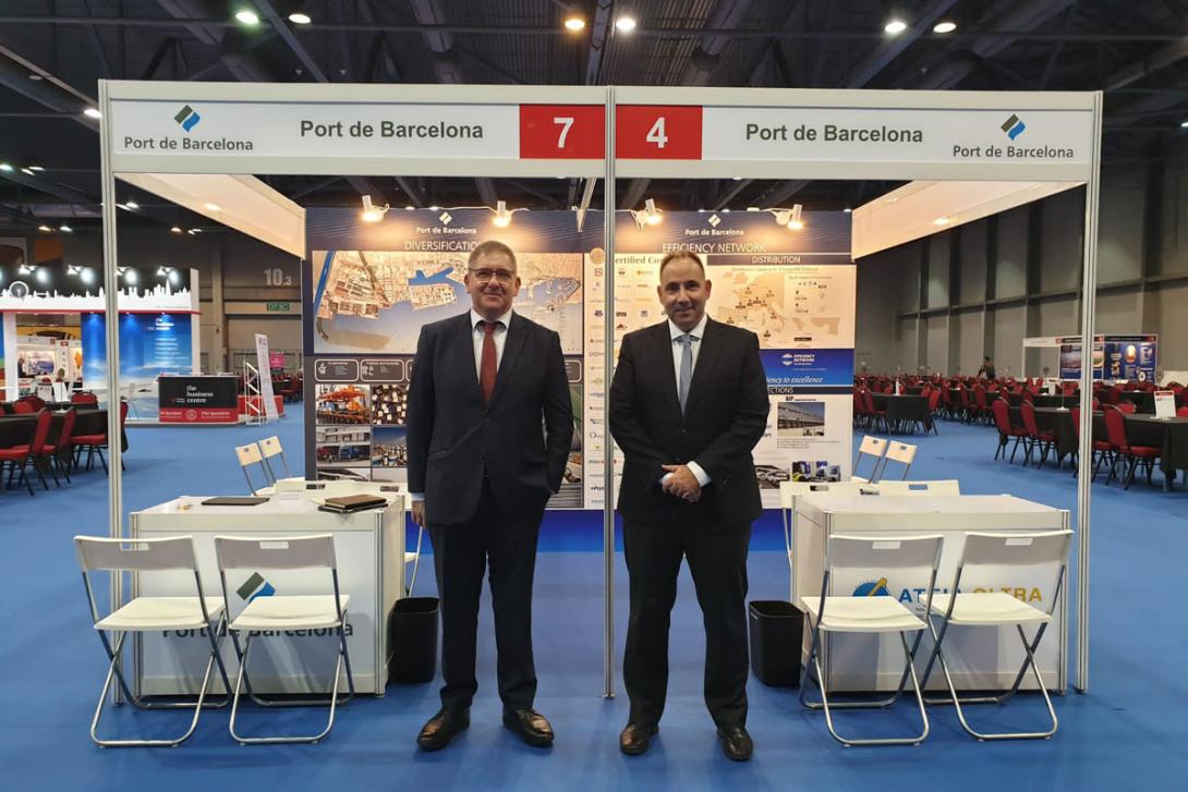 El commercial manager del Port de Barcelona, Lluís Paris, i el saless manager, Carles Mayol, acompanyats de membres d'empreses transitàries de la Comunitat Portuària en la 16a edició de la SINÓ Conference.