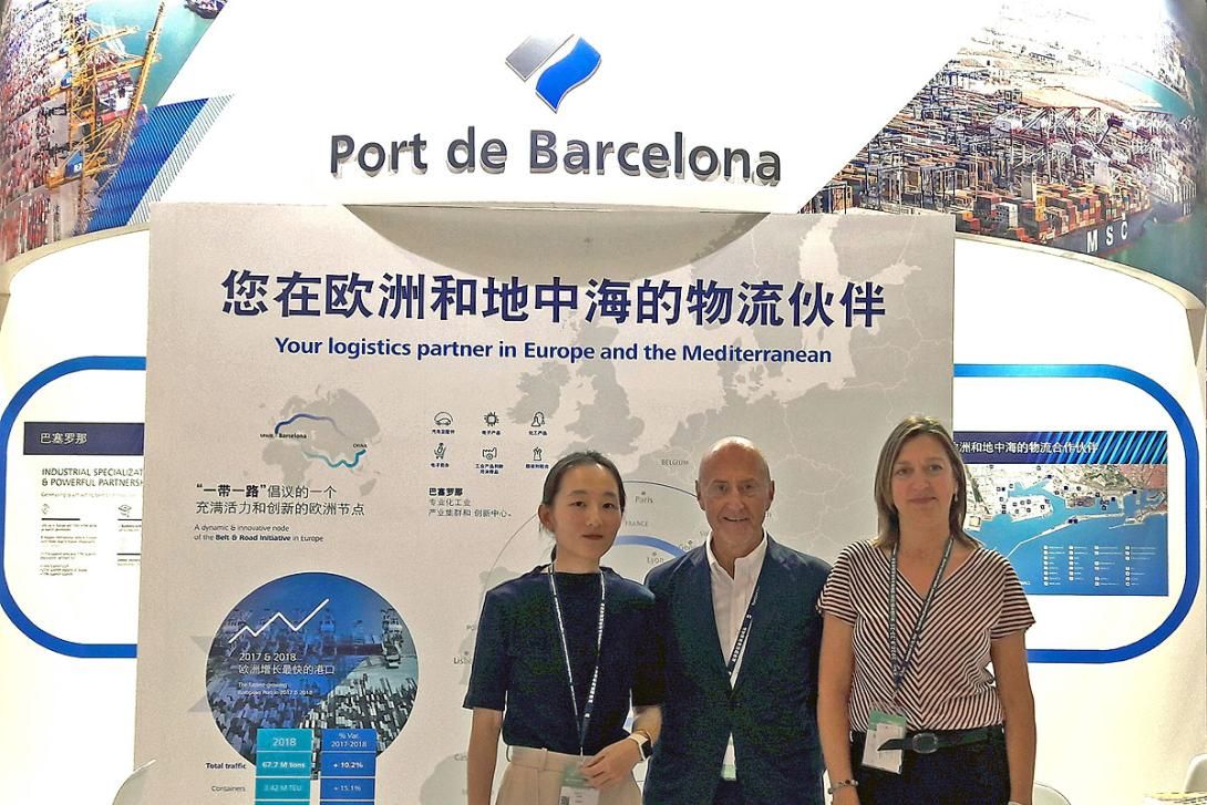 De izquierda a derecha, Mengxue Geng, de la oficina del Port de Barcelona en China; Joan Dedeu, representante del Port de Barcelona en China; y Gemma Garcia, responsable de Foreland.