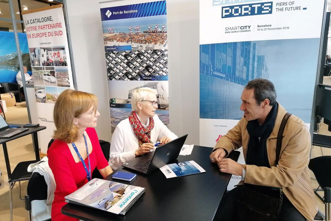 Les delegades a França, Nathalie Thomas i Claire Pérez, a l’estand del Port de Barcelona.