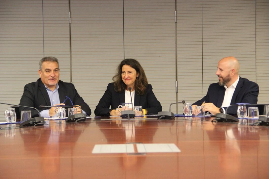 Mercè Conesa, presidenta del Port de Barcelona, acompanyada de representants de Sant Cugat empresarial durant la reunió.