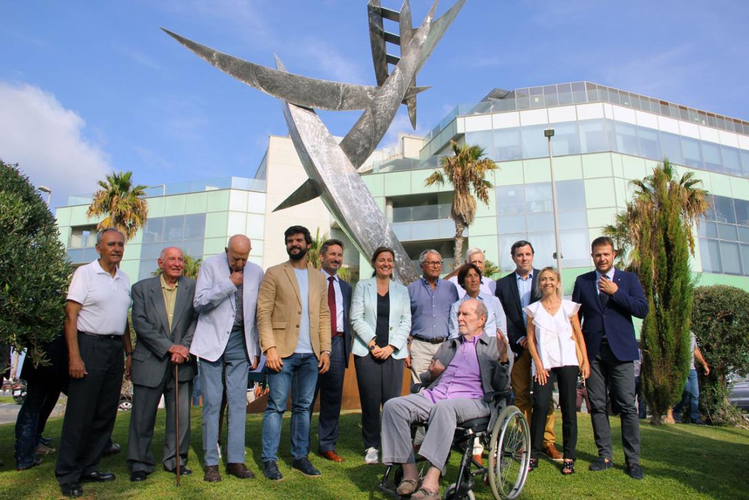 Foto de grup davant de l’escultura.