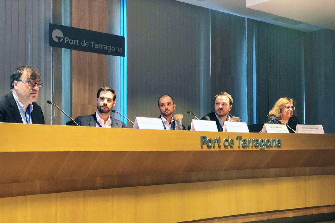 La subdirectora general d’Organització i Recursos Interns del Port de Barcelona, Catalina Grimalt, la primera per la dreta, durant la taula rodona. 