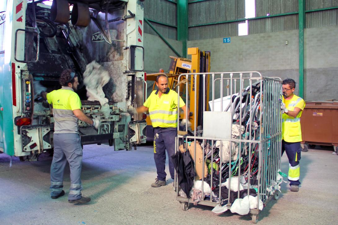 Fotografia de la recollida del material decomissat per l’empresa de gestió de residus.