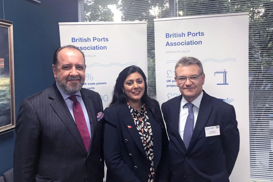 De izquierda a derecha: Patrick Verhoeven, director general del IAPH; Nusrat Ghani, secretaría de Estado de Puertos y Transporte Marítimo del Reino Unido; y Santiago Garcia-Milà, subdirector general de Estrategia y Comercial del Port de Barcelona y presidente del IAPH.
