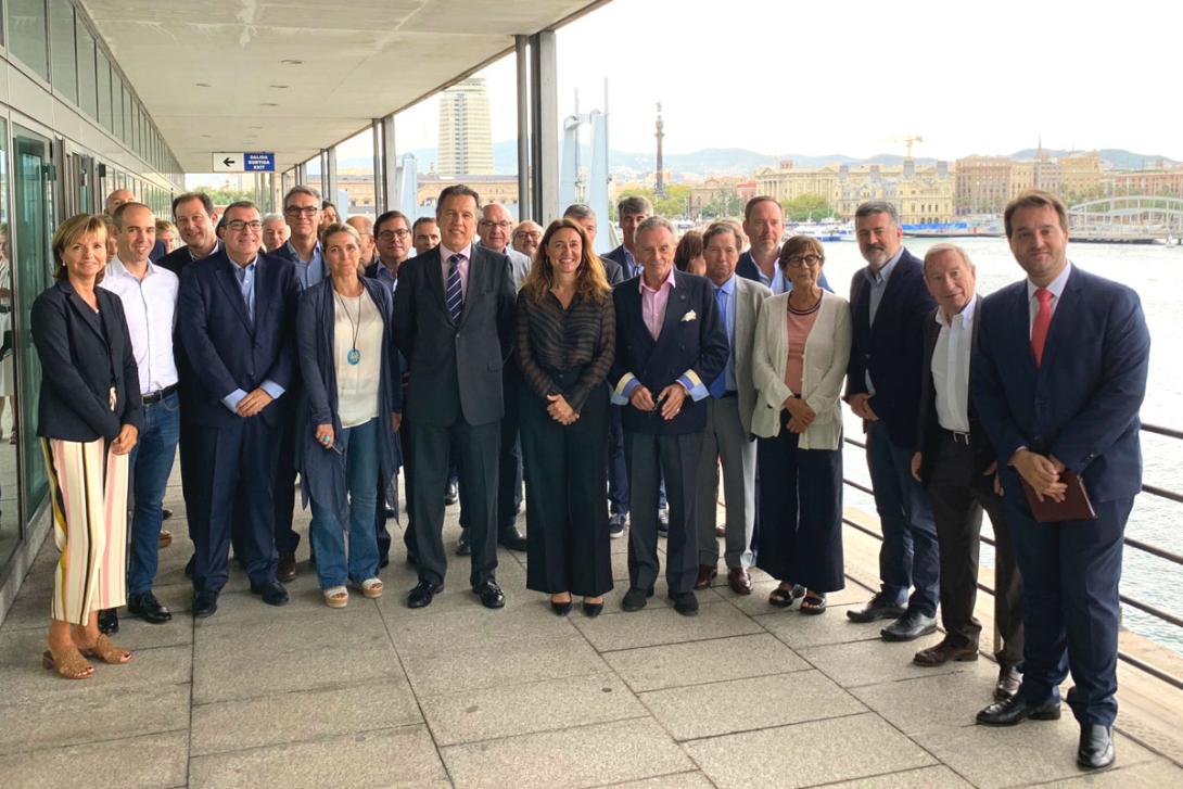Al centre, la presidenta del Port de Barcelona, Mercè Conesa; amb el secretari general d’AED, Nicolas de Salas (a la dreta de la presidenta), acompanyats d’altres directius del Port i de l’Associació Espanyola de Directius.