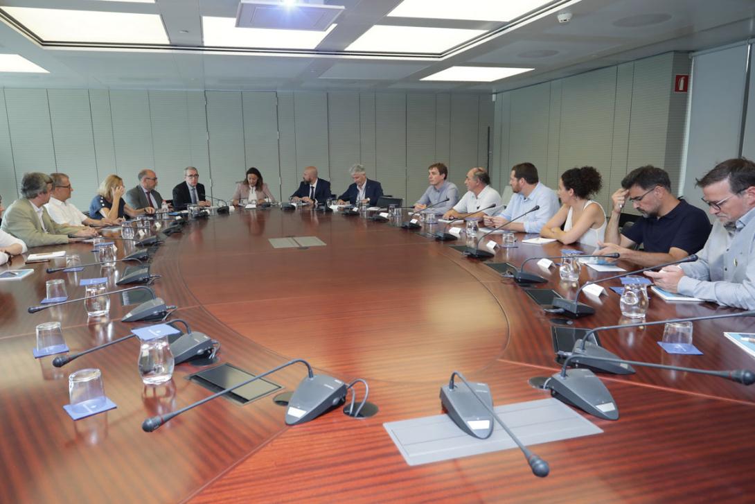La Comissió de Territori del Parlament de Catalunya ha visitat avui el Port de Barcelona, on ha estat rebuda per la seva presidenta, Mercè Conesa.
