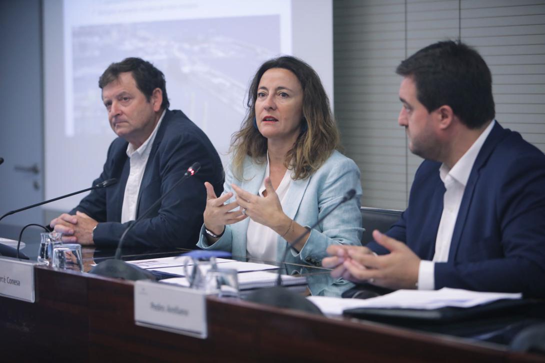 D’esquerra a dreta: Eduard Duran, president del grup de treball de Sostenibilitat del Consell Rector de la Comunitat Portuària; Mercè Conesa, presidenta del Port de Barcelona; i Pedro Arellano, adjunt a la Direcció General i Desenvolupament Corporatiu.
