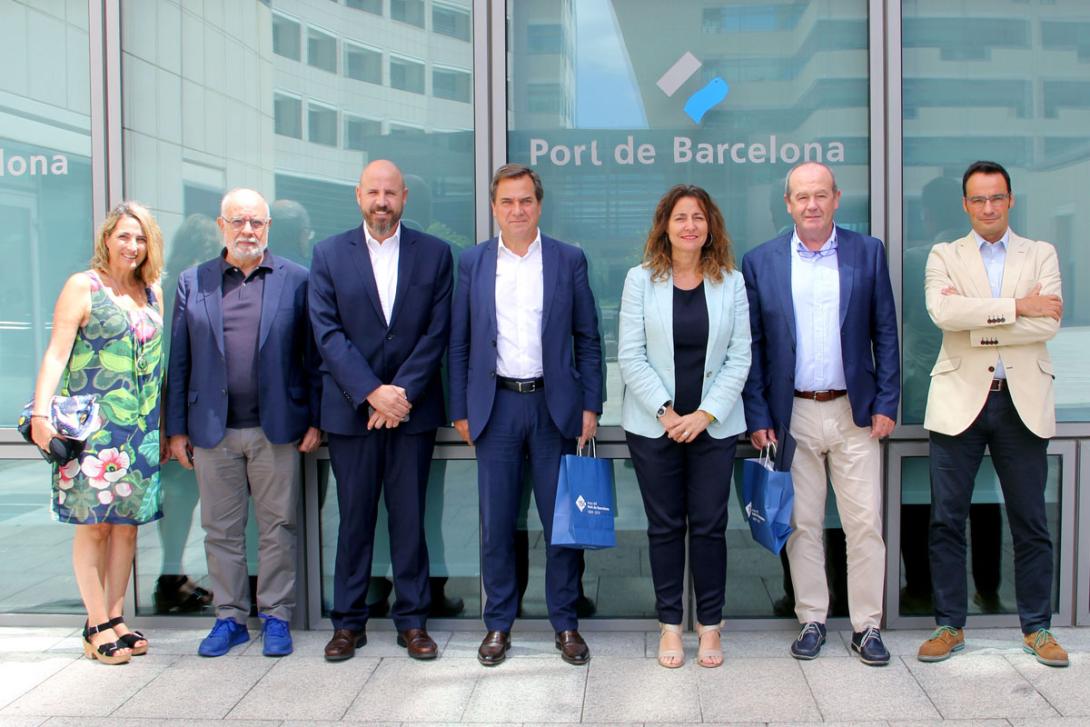 D’esquerra a dreta: el director d’Operacions, Desenvolupament Comercial i Logística del Port de Bilbao, Luis Gabiola; el president del Port de Bilbao, Ricardo Barkala; la presidenta del Port de Barcelona, Mercè Conesa; el subdirector general d’Explotació i Planificació Portuària, Àlex Garcia; l’Assessor Econòmic, Joaquim Asensio; el cap de Gabinet, Emili Alberich; i la directora de Relacions Institucionals i Comunicació, Núria Burguera.