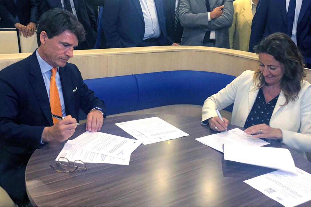 El presidente del Puerto de Civitavecchia (Autorità di Sistema Portuale del Mar Tirreno Centro-Settentrionale), Francesco Maria di Majo; y presidenta del Port de Barcelona, Mercè Conesa, durante la firma.