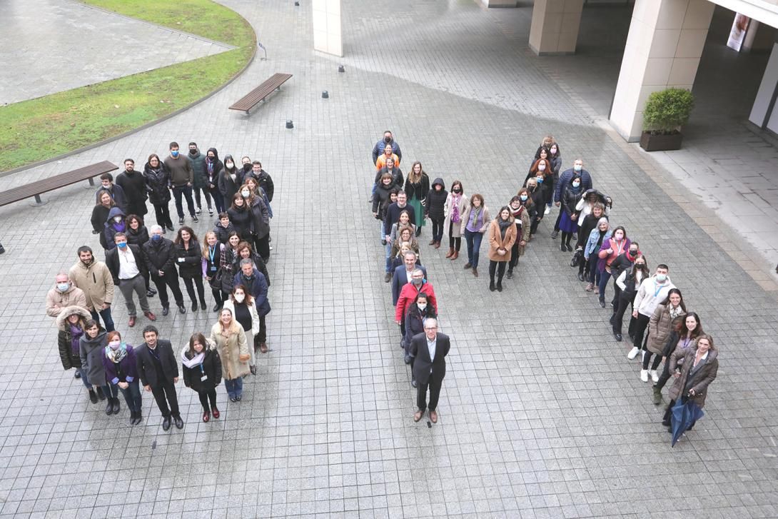 Trabajadoras y trabajadores de la APB, hoy, formando, el 8M en el World Trade Center de Barcelona.