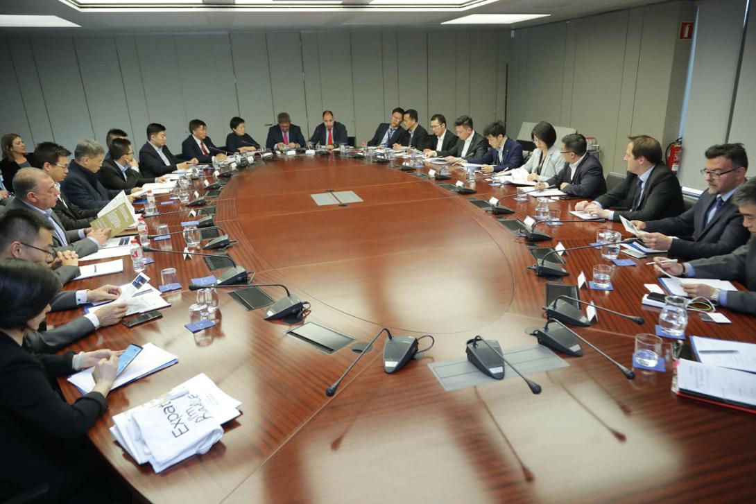La delegación china del sector de la automoción que ha visitado el Port de Barcelona.