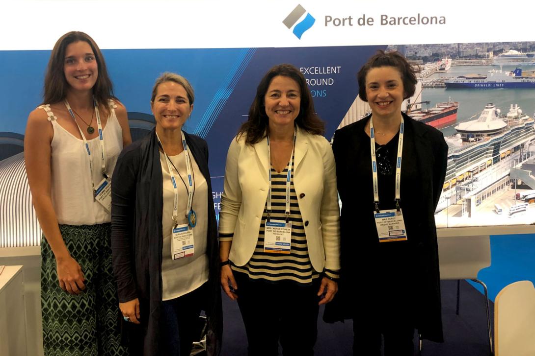 Adjuntem una fotografia de part dels integrants de la delegació del Port de Barcelona al Seatrade Cruise Global. De dreta a esquerra, Gemma Gracia, del departament de Creuers del Port; Núria Burguera, directora de Comunicació i Relacions Institucionals; Mercè Conesa, presidenta del Port; i Mar Pérez, cap de Creuers del Port.