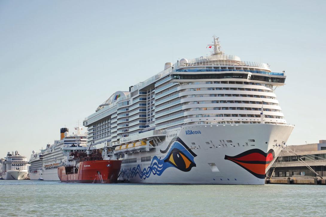 El AIDAnova durante la operativa de bunquering.