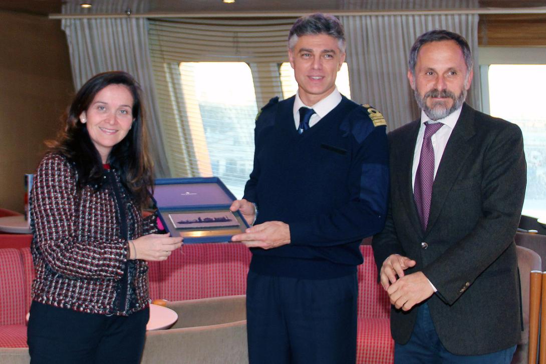 D’esquerra a dreta: Ana Arévalo, commercial manager del Port de Barcelona; el capità Pietro Ferreri; i Mario Massarotti, conseller delegat de Grimaldi Logística España.