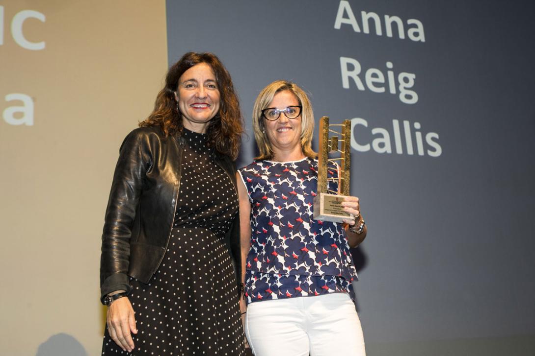 D’esquerra a dreta, la presidenta del Port de Barcelona, Mercè Conesa; i la mare d’Anna Reig, premiada en la categoria Estudiant TIC Universitària durant el lliurament.