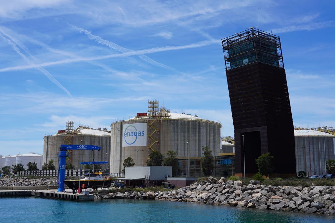 Instal·lacions d'Enagas al moll de l'Energia.