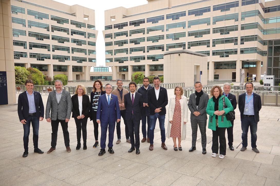 Membres de la Comissió de Polítiques Digitals i Territori i de la Comissió d’Acció Climàtica del Parlament de Catalunya amb directius del Port de Barcelona.