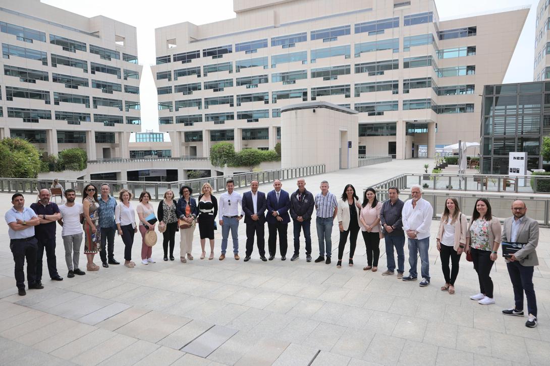 Representants de Forwarding Condal i un grup de clients importadors i exportadors durant la seva visita al Port de Barcelona.