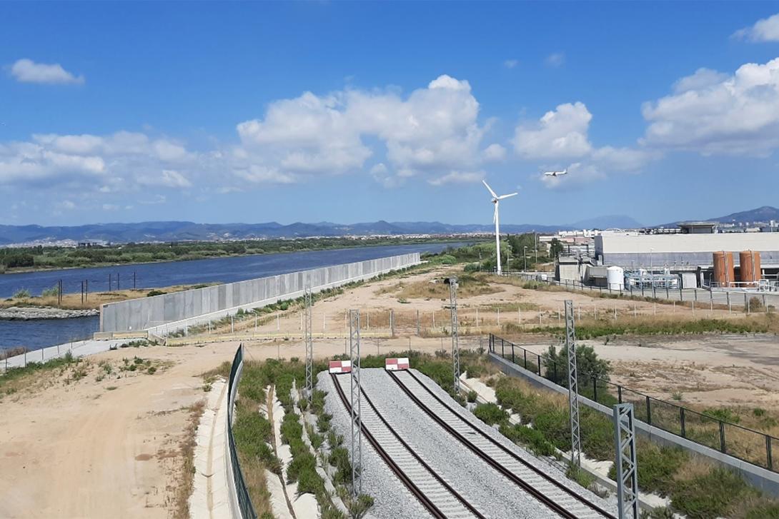 Pantalla acústica y visual para proteger la nidificación de la gaviota de Audouin en la isla del Molino, uno de los extremos de esta obra.