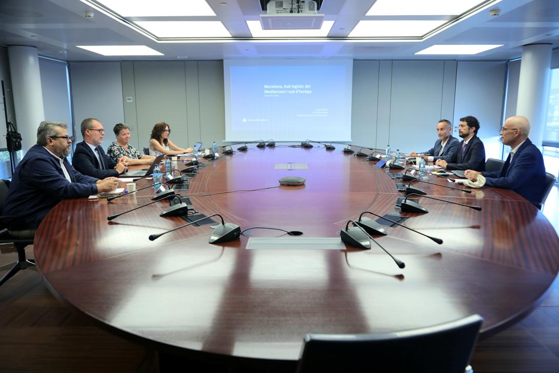 Les delegacions dels ports de Barcelona i Tarragona durant la reunió.