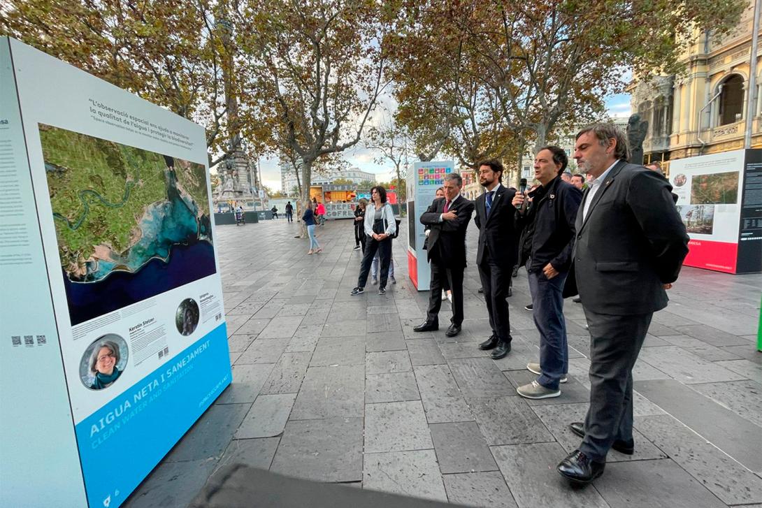 El presidente del Port de Barcelona, Damià Calvet, junto al director del Institut Cartogràfic i Geològic de Catalunya, Jaume Massó, y el secretario de Estrategia Territorial y Agenda Urbana, Francesc Sutrias, durante la inauguración de la exposición.