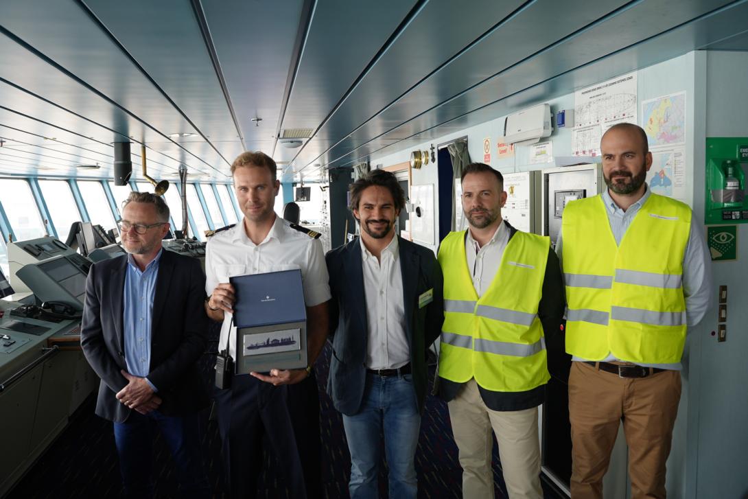 De izquierda a derecha, Luc Szczypa, director comercial de pasajeros de Le Méridionale, Olivier Canavese, capitán del Pelagos, Javier Méndez, SSS & Bulk Manager del Port de Barcelona, y Mauricio Herrero y Oriol Rovira, director y director de operaciones de la oficina de Barcelona de Romeu & Cia.