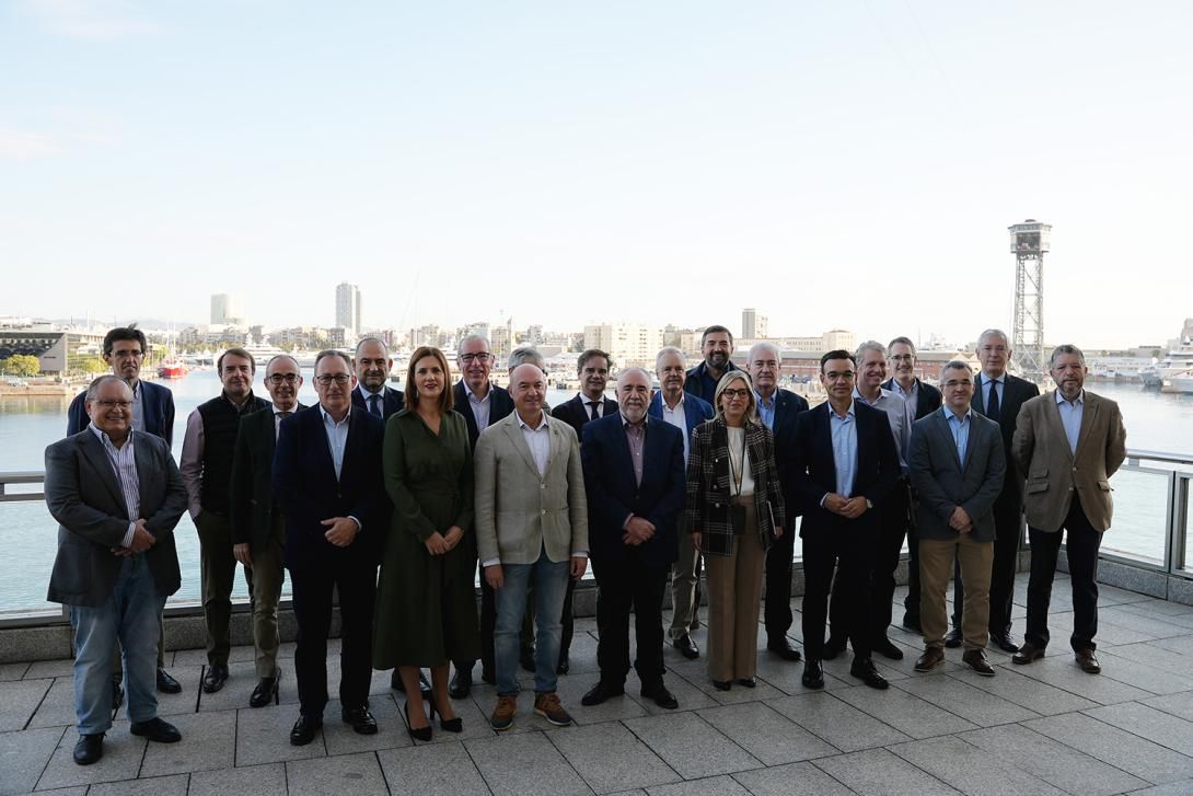 Foto de grupo de los participantes en la reunión.