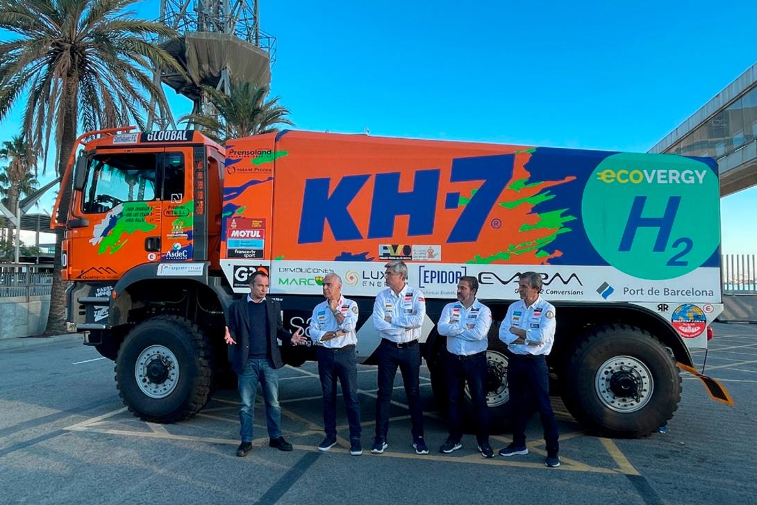 Hector Calls, jefe de Sostenibilidad Ambiental del Port de Barcelona, acompañado de izquiedra a derecha, de José Luis Criado, copiloto, Jordi Ballbé, técnico, Xavier Ribas, director de EVARM y Jordi Juvanteny, piloto del KH-7 Epsilon.