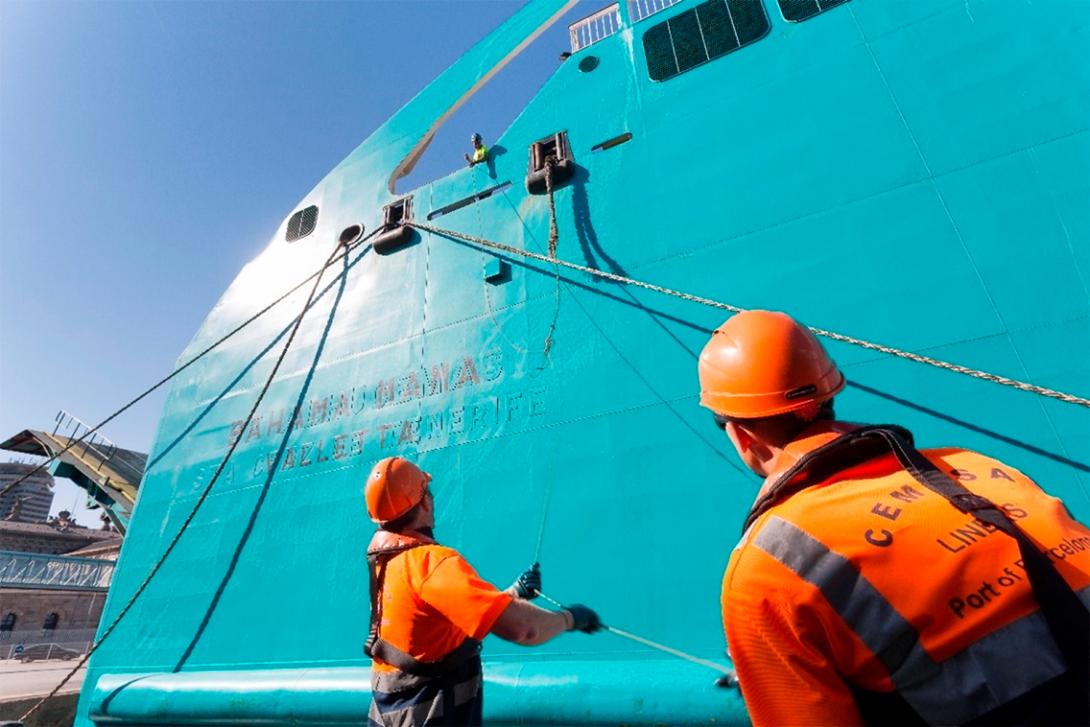 Treballadors al Port de Barcelona.