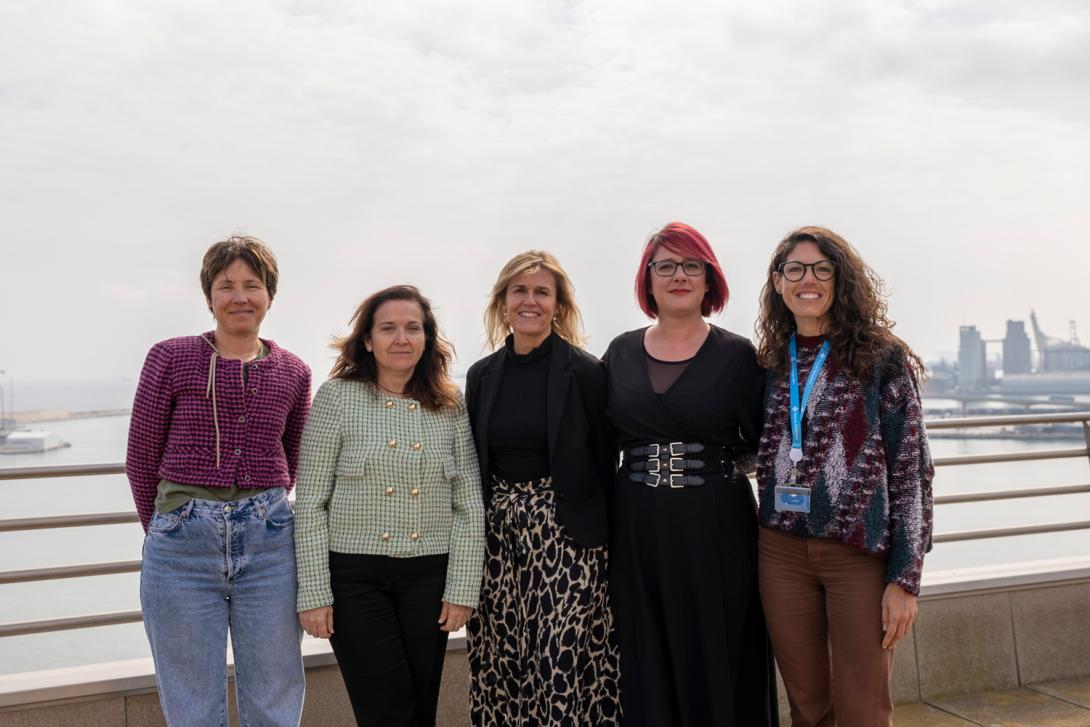 D’esquerra a dreta: Gemma Peñalver, directora d’Obra; Ana Arévalo, Energy Transition Manager, Míriam Alaminos, subdirectora general i responsable d’Econòmic Financer; Debora Martín, responsable de Projectes d’Infraestructures TIC, i María Martínez, tècnica de Supervisió i Control d’Obres i Serveis.
