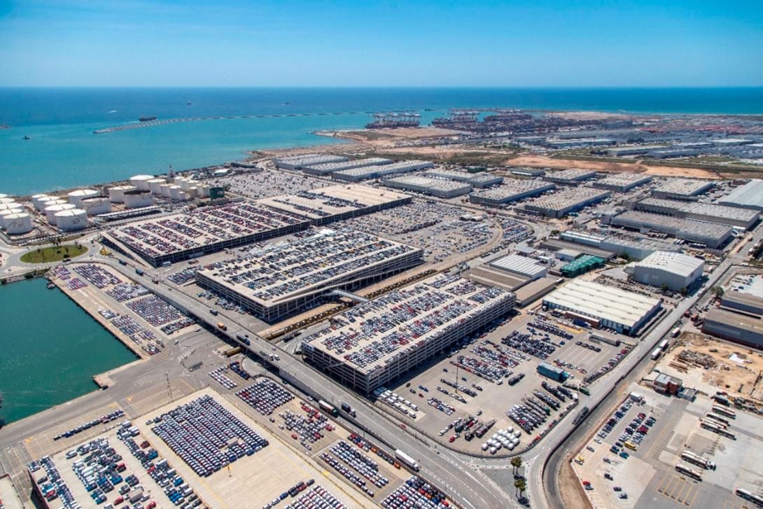 Terminales de automóviles en el Port de Barcelona.