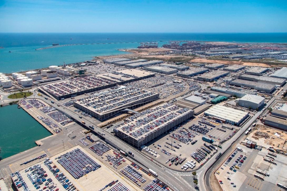 Terminals d'automòbiles al Port de Barcelona.